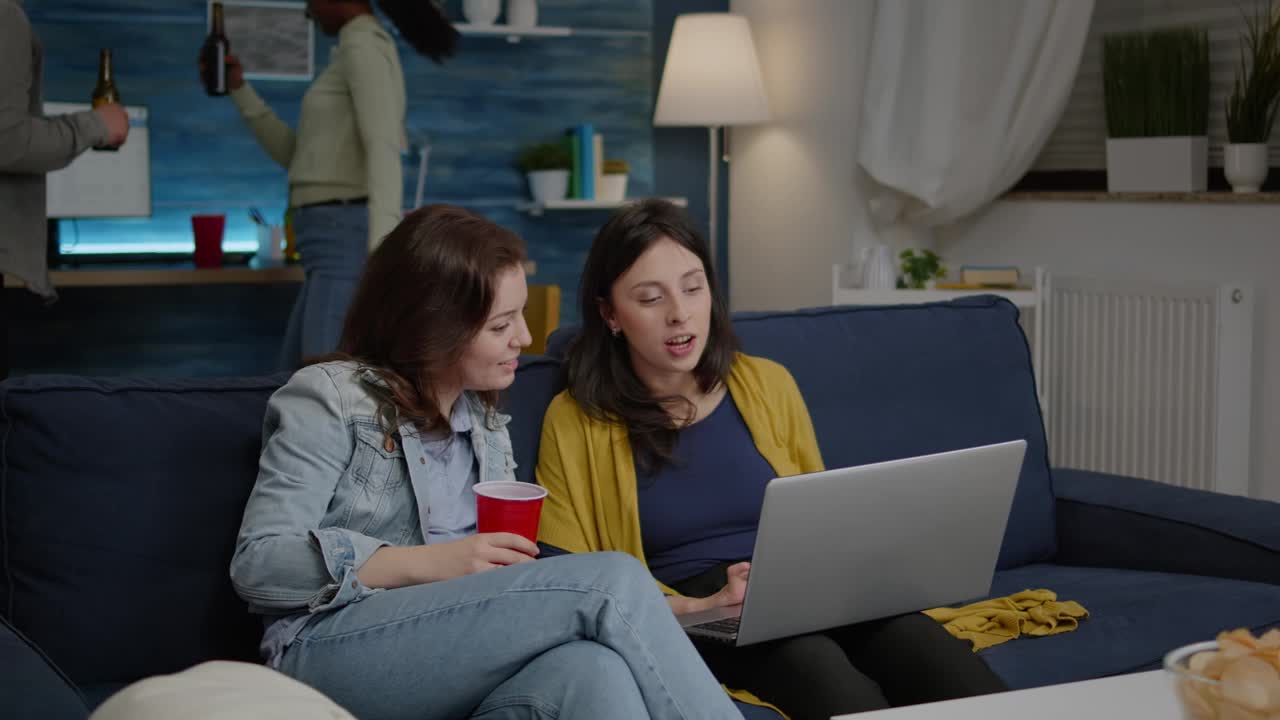 多民族女性一起在笔记本电脑上看电影视频下载