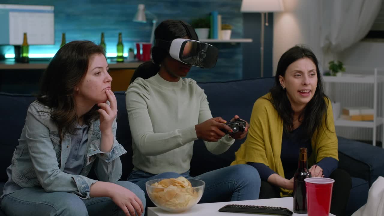 黑皮肤的女人戴着虚拟现实耳机玩在线游戏视频下载
