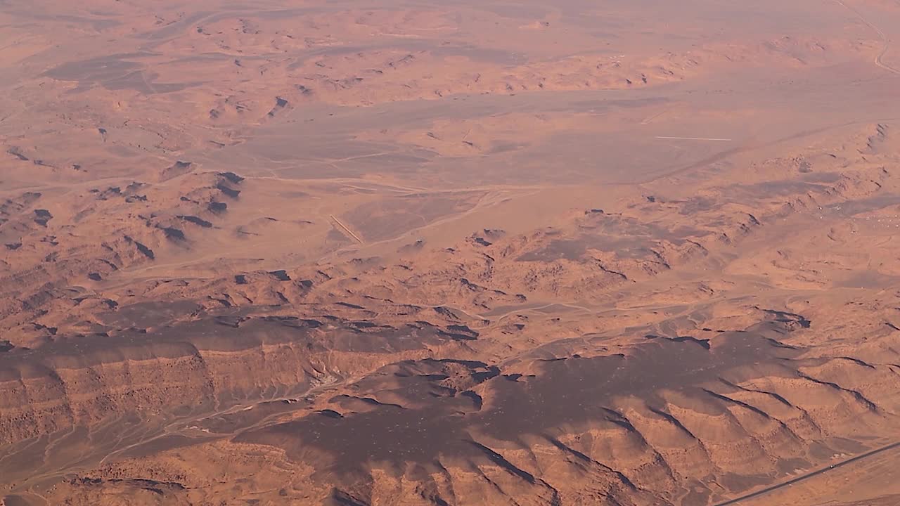 沙特阿拉伯王国塔布克市附近的沙漠和山脉鸟瞰图。视频下载