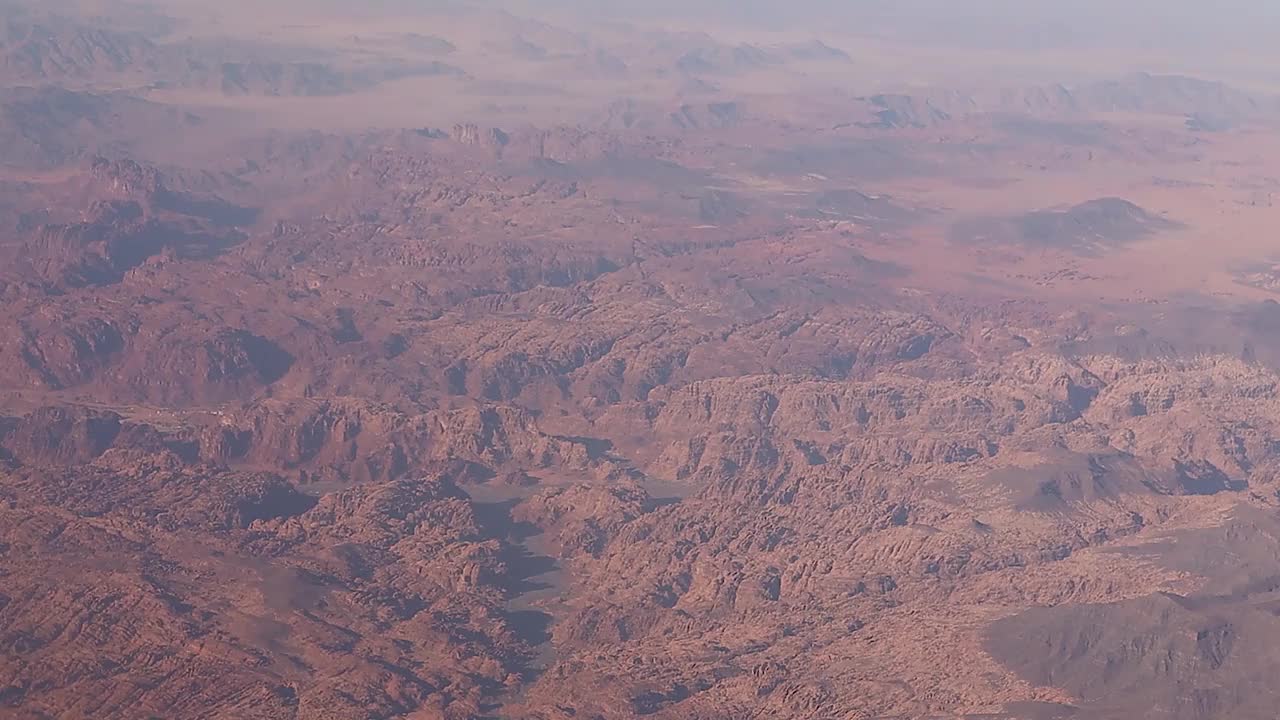 沙特阿拉伯王国麦加附近红海沿岸的沙漠和山脉的鸟瞰图。视频下载