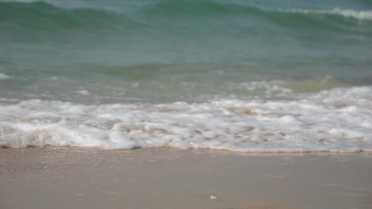 慢动作的白色沙滩与蓝色的海洋涟漪波飞溅热带海洋视频下载