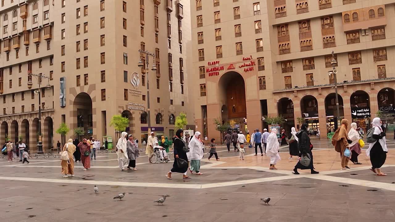 沙特阿拉伯麦地那的先知清真寺广场。这座清真寺内有先知穆罕默德的坟墓。视频下载