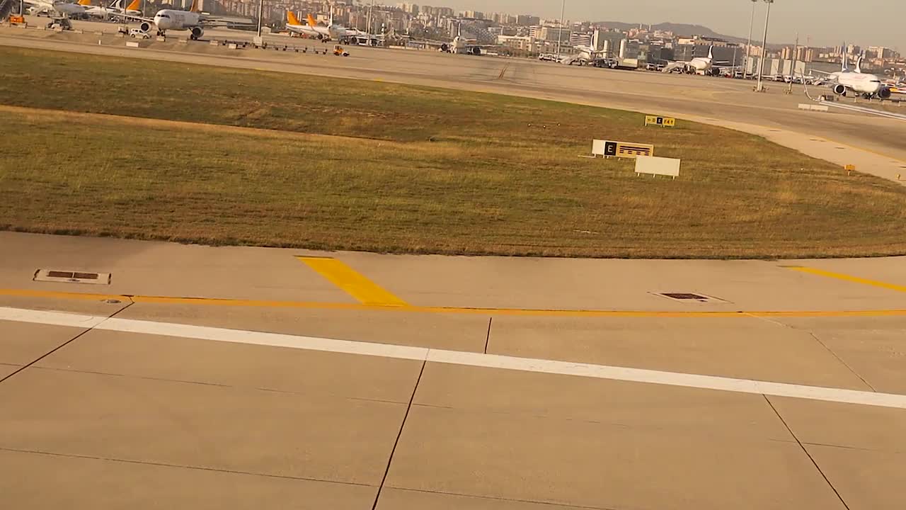 这架飞机从土耳其伊斯坦布尔萨比哈格琴国际机场(SAW)起飞视频下载