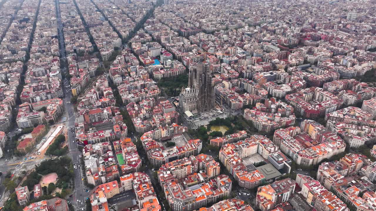 无人机的视野，令人叹为观止的空中辉煌的巴塞罗那城市景观。视频下载