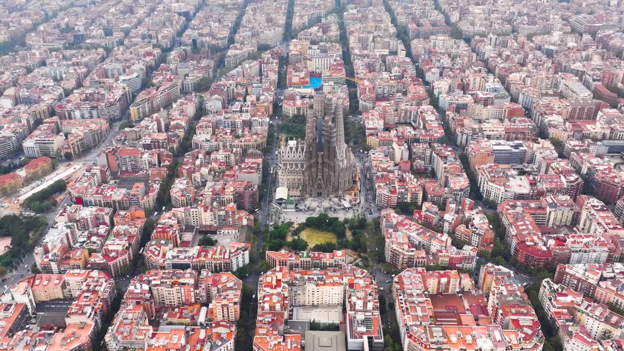 无人机的视野，令人叹为观止的空中辉煌的巴塞罗那城市景观。视频下载