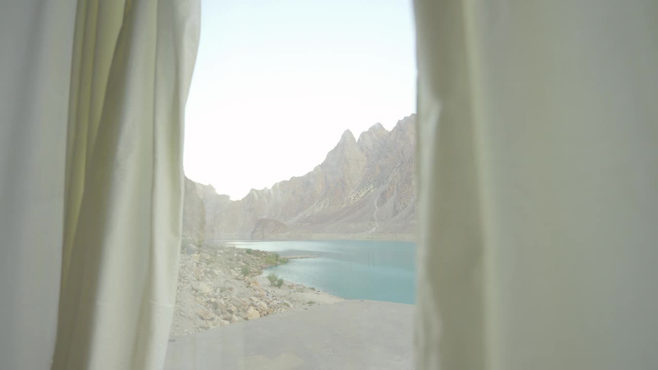 透过宁静和辉煌的窗户，结合在原始湖泊之间，反射出清澈的蓝天。视频下载