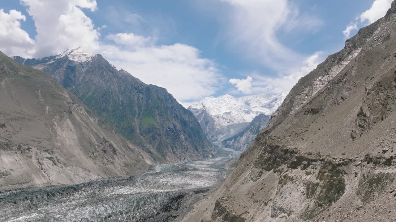 欧洲阿尔卑斯山冰川上的无人机视角。视频下载