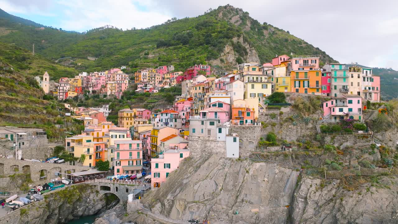 马纳罗，五渔村从上面看:意大利海岸的辉煌，欧洲。视频下载