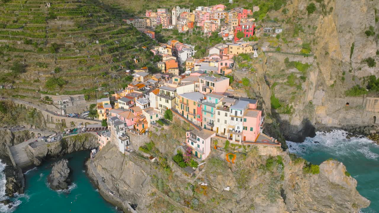 马纳罗，五渔村从上面看:意大利海岸的辉煌，欧洲。视频下载