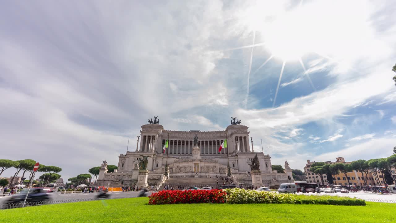 人们在多云的天空下走在罗马宏伟广场的街道上。视频下载