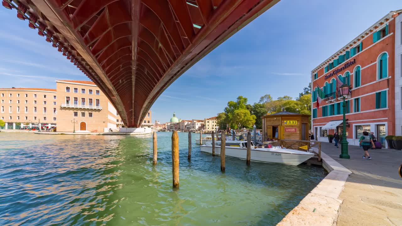 威尼斯宏伟的时间流逝:沿着历史滨水区的生活。威尼斯，意大利，欧洲。视频下载