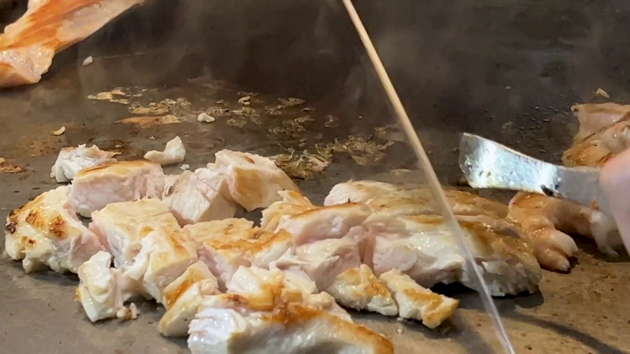 日式牛排馆餐厅烤鸡肉视频下载