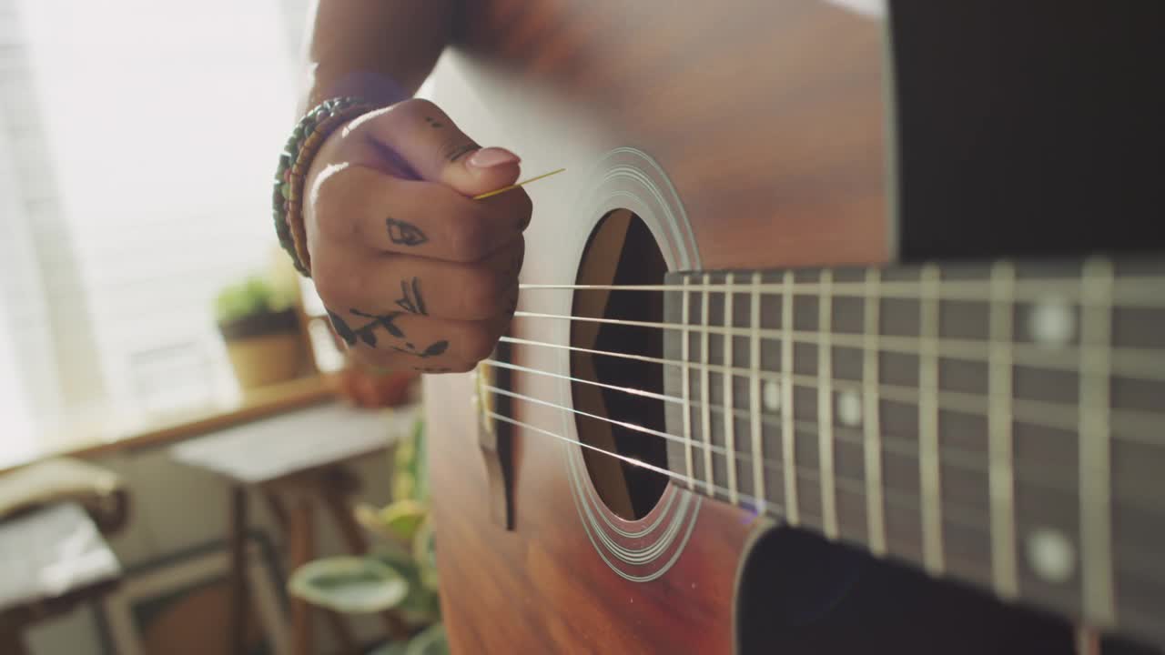 女人的手在弹吉他时使用拨片视频下载