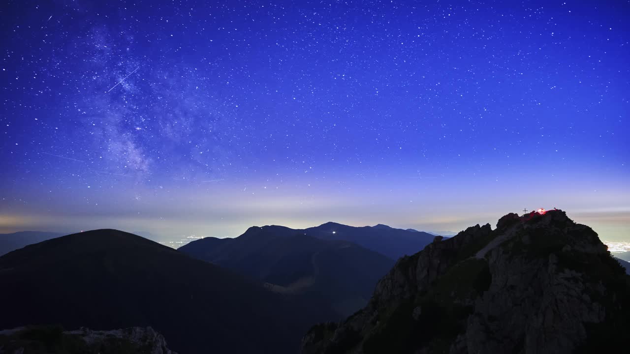 银河系的星星。延时视频，喀尔巴阡山脉。视频素材