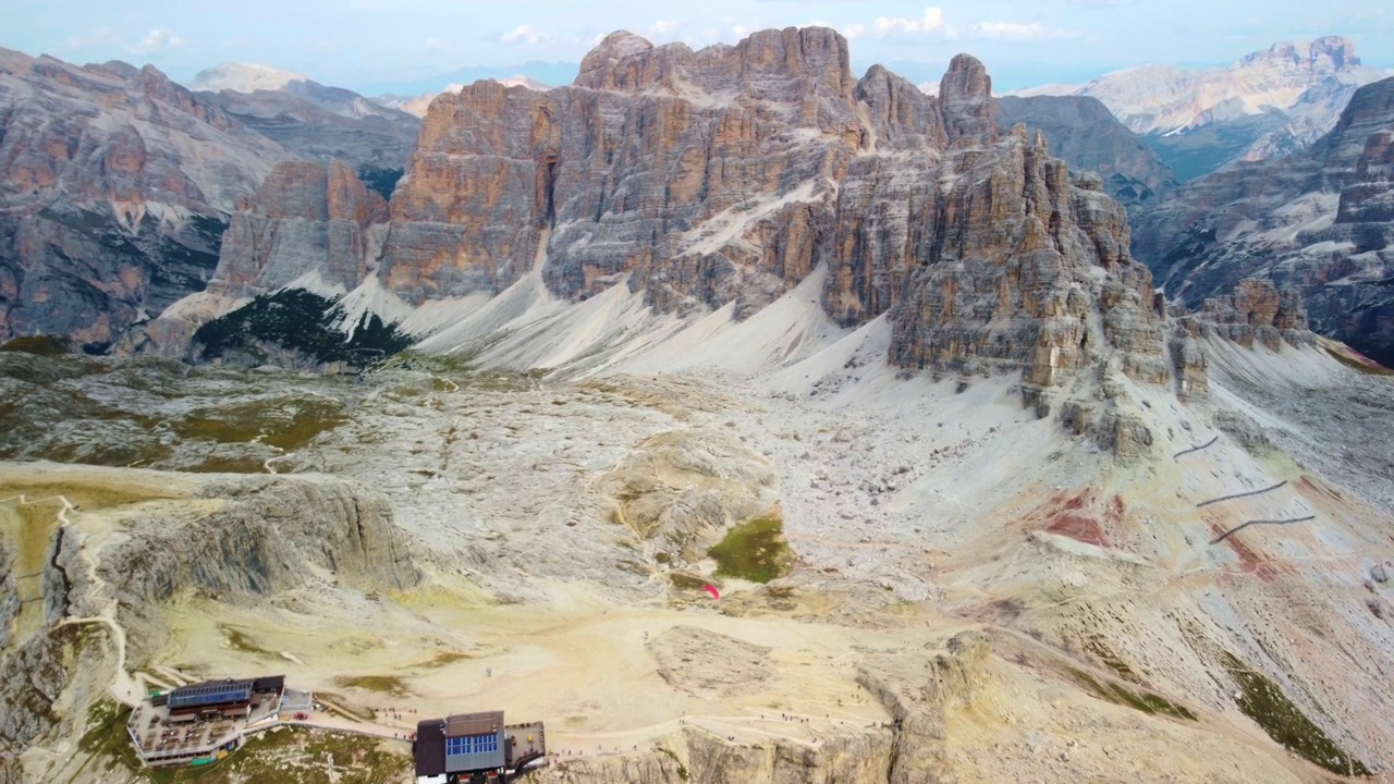意大利北部白云石的Lagazuoi山夏季滑翔伞。-航拍视频素材