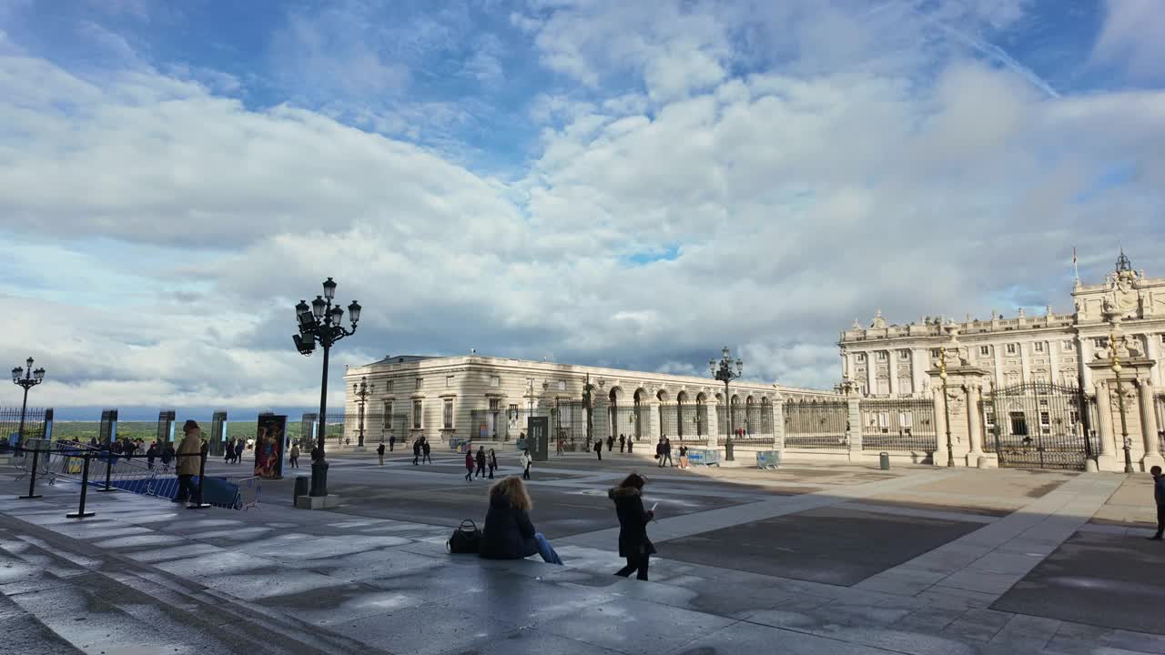 马德里皇宫和阿尔穆德纳大教堂所在的大广场的时间流逝。视频下载