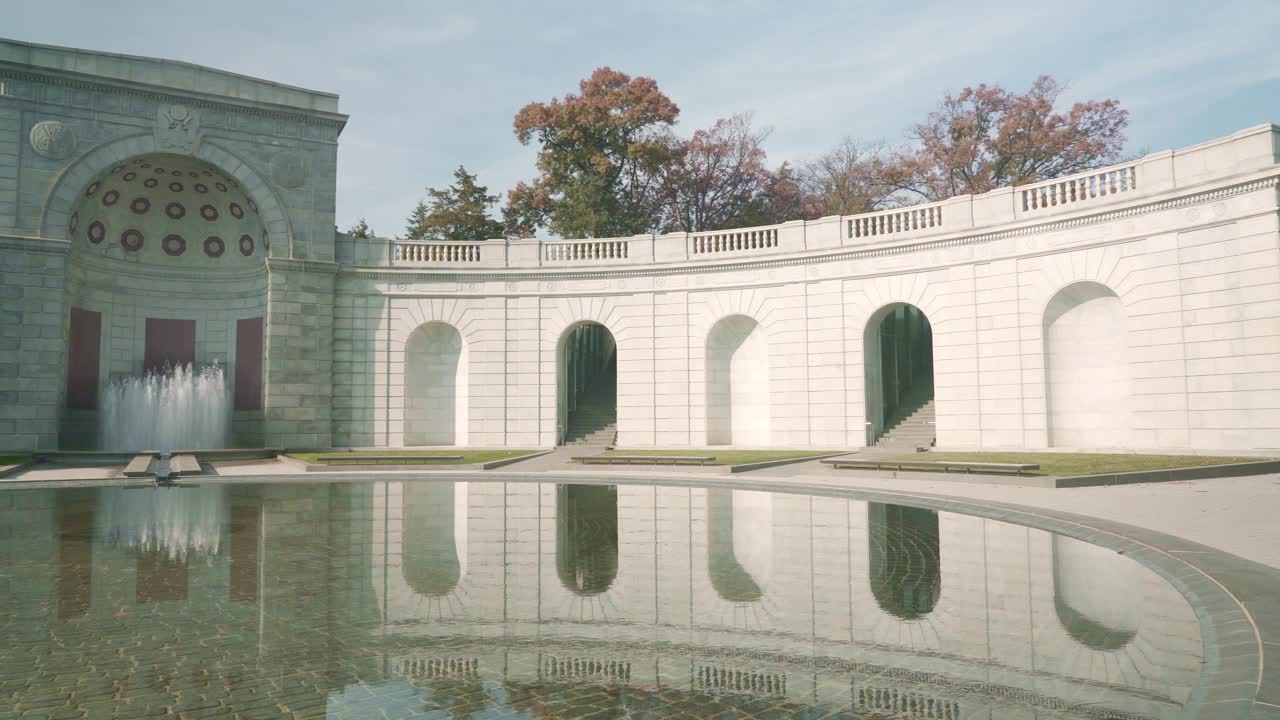 位于弗吉尼亚州阿灵顿阿灵顿国家公墓的女性纪念喷泉视频下载