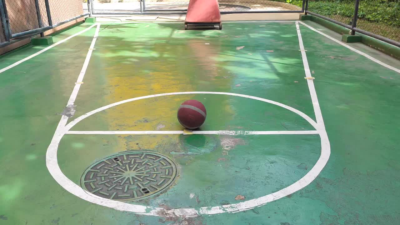 篮球架上的空篮球场。视频下载
