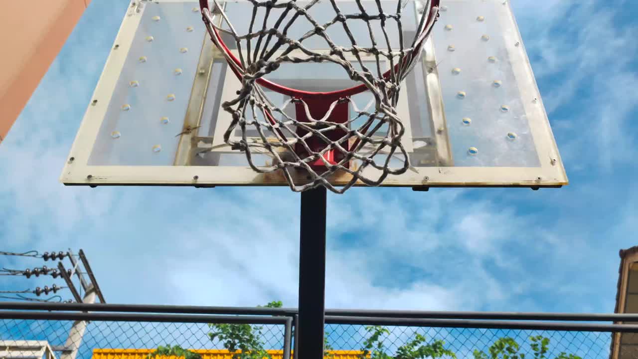 篮球架上的空篮球场。视频下载