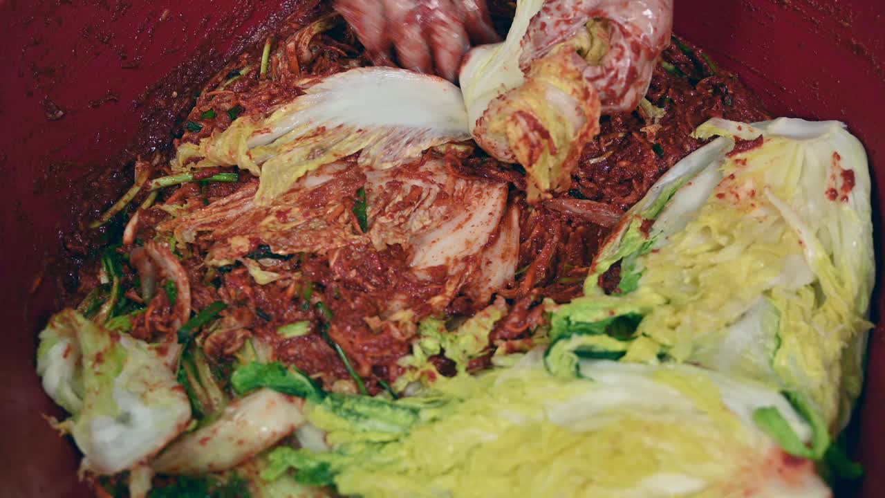 制作传统韩国菜泡菜的过程。视频下载