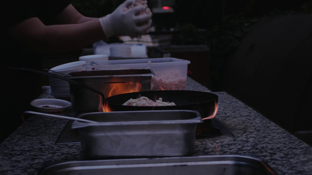 海鲜在平底锅里烤着，烧烤在晚上嘶嘶作响，空气中弥漫着诱人的味道视频下载