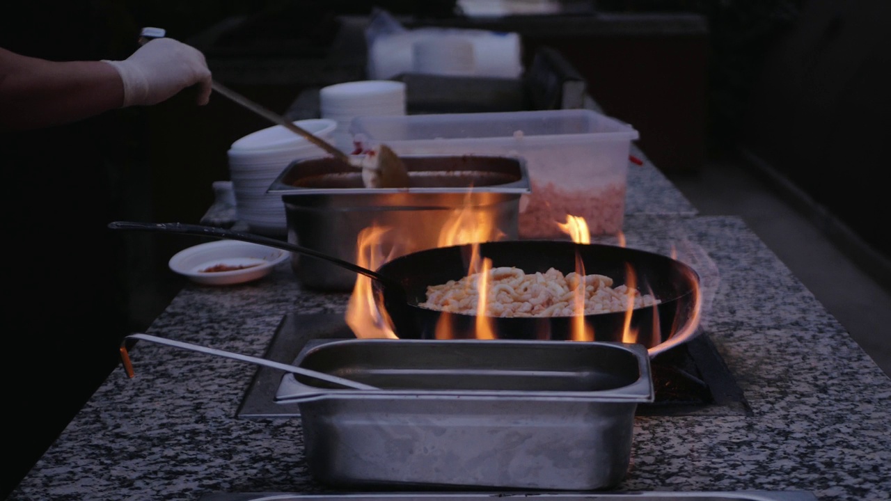 在平底锅上品尝海鲜和烧烤美食。视频素材