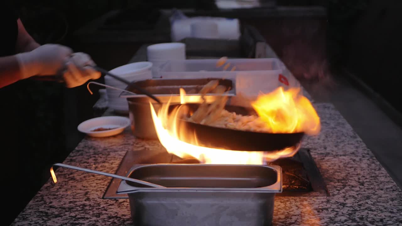 海鲜在平底锅里噼啪作响，黄昏时烤肉的烟雾缭绕视频下载