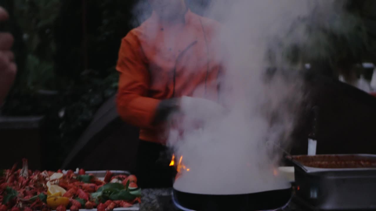 煎锅与海鲜共舞，烧烤架熠熠生辉。视频下载