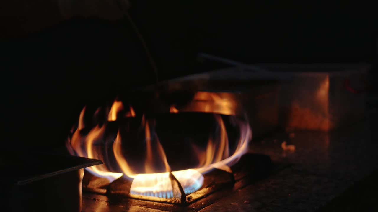 海鲜滋滋作响，烧烤余烬闪耀着美味的夜晚。视频素材