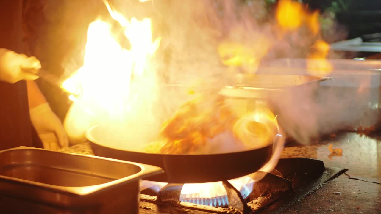 海鲜滋滋作响，烧烤噼啪作响，令人愉快的晚餐视频素材