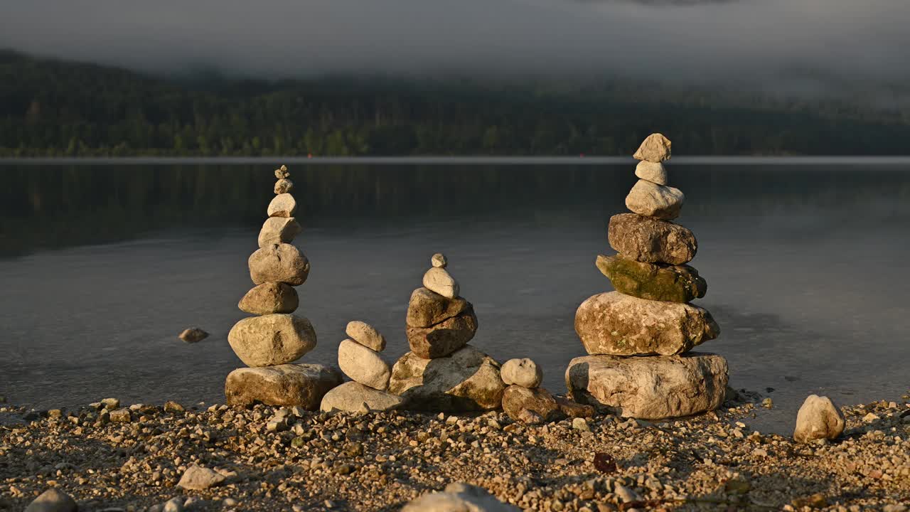 Bohinj湖岸边堆积的石头视频素材