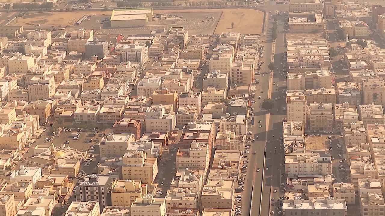 沙特阿拉伯吉达市鸟瞰图。从飞机窗口拍摄的视频。世界各地的旅行和旅游业视频下载