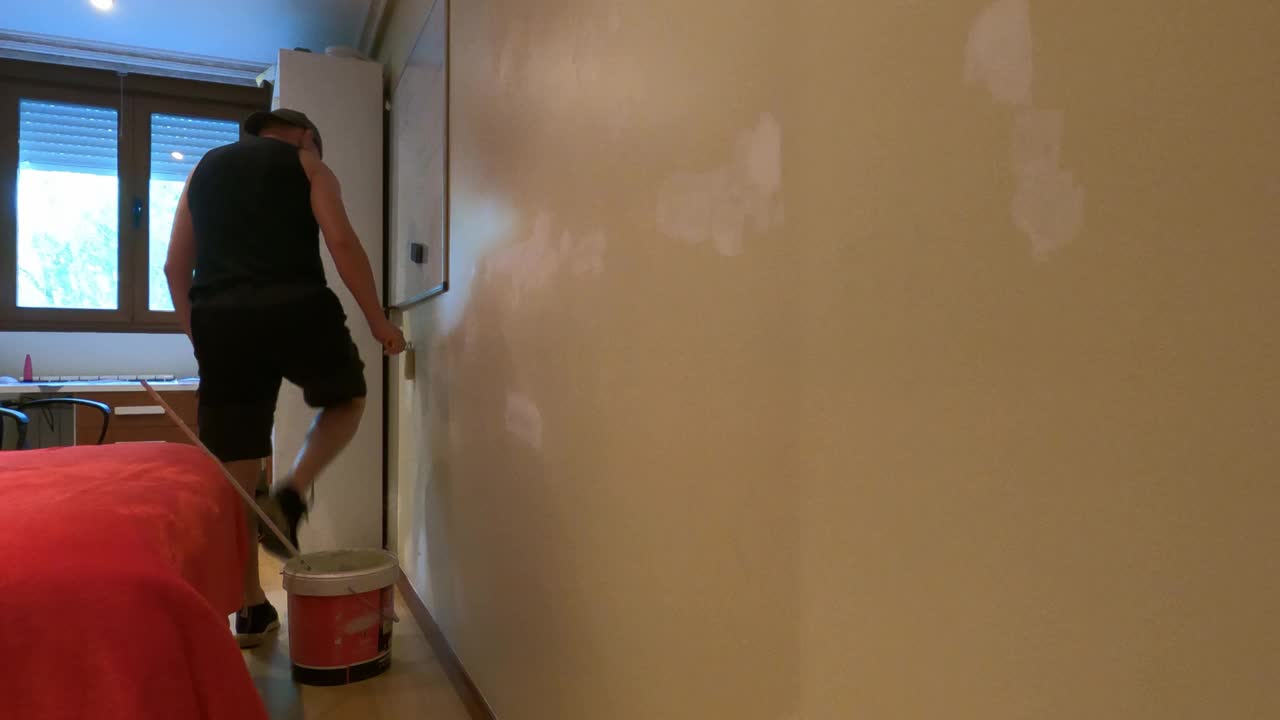 修理房子的人粉刷卧室的墙视频下载