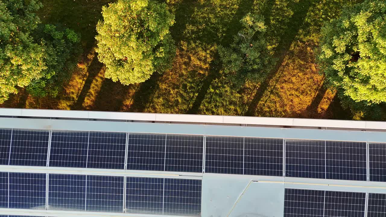 电动汽车充电站俯瞰城市街道旁的太阳能屋顶视频素材