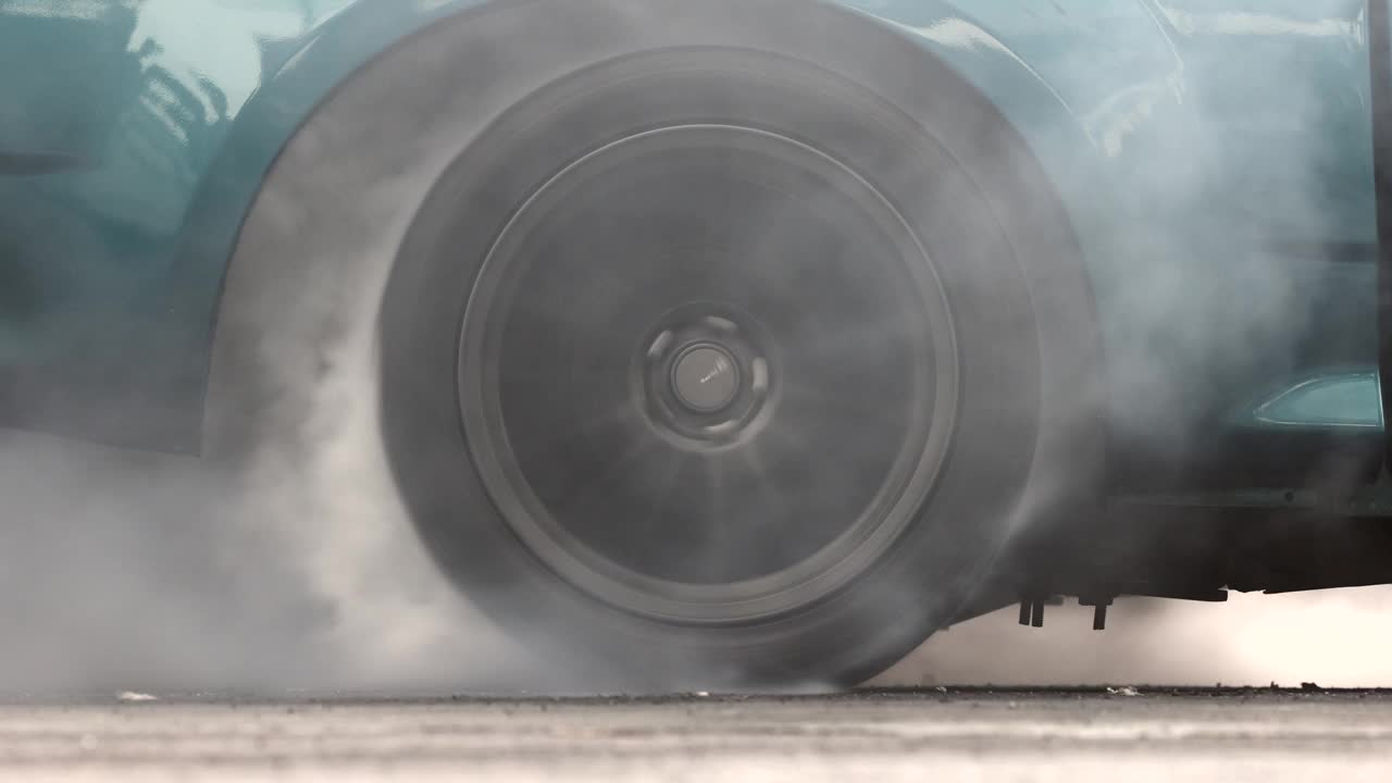 拉力车燃烧轮胎，赛前热身轮胎，拉力车车轮，旋转车轮和烟雾，拉力车燃烧橡胶轮胎准备比赛。视频下载