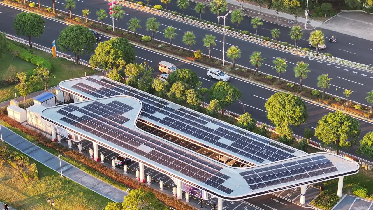 俯瞰城市街道旁的太阳能屋顶停车场视频素材