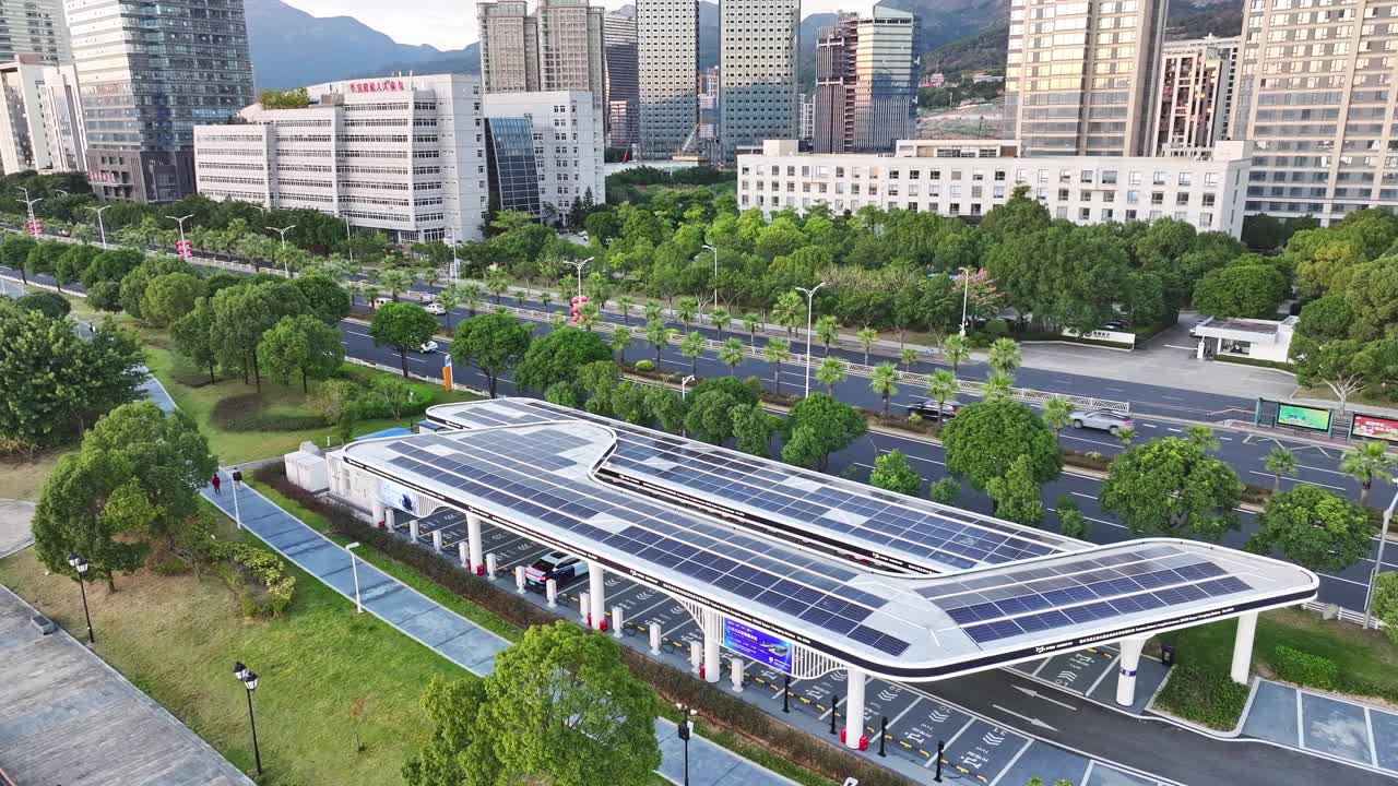 鸟瞰城市的太阳能屋顶充电停车场视频素材