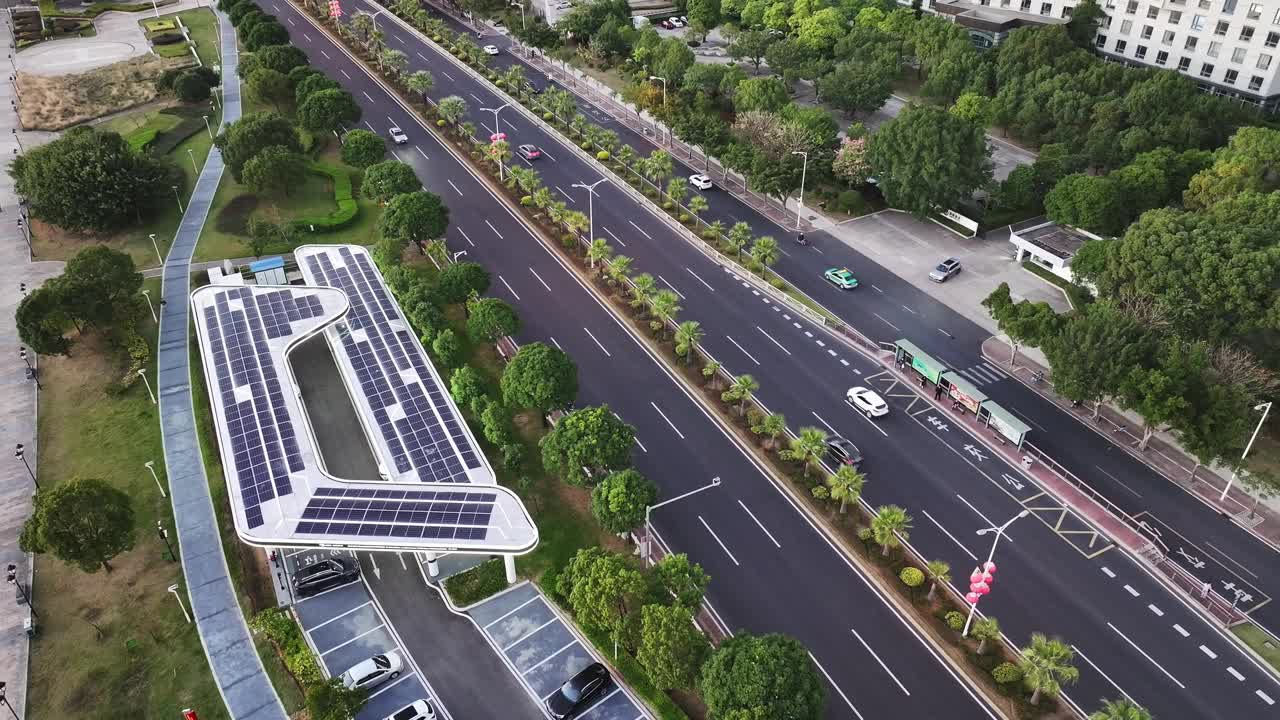 城市街道旁的太阳能屋顶充电停车场的航拍照片视频素材