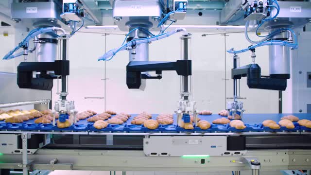 输送线。面包店的植物。自动化的机器。机器人设备现代化工厂车间。视频素材
