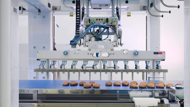 食品工厂。自动化线。工业厂房室内机械。机器人生产线。视频素材