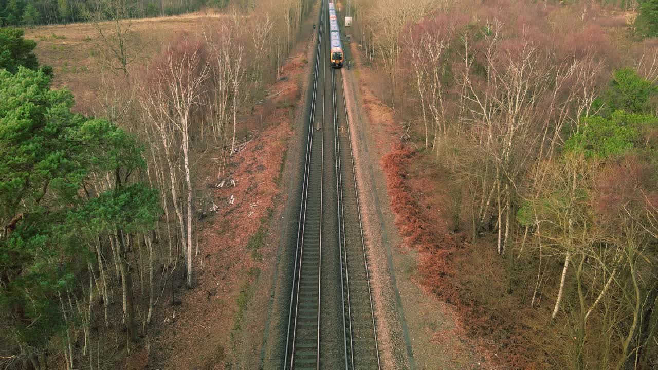 穿越乡村的客运列车视频素材