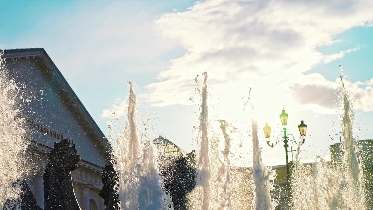 莫斯科，俄罗斯——2022年5月:四季喷泉是莫斯科最著名的喷泉之一，位于马涅兹纳亚广场。视频下载
