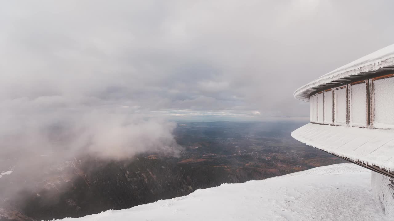 斯涅兹卡山延时，天气多云，云雾从山上流过视频下载