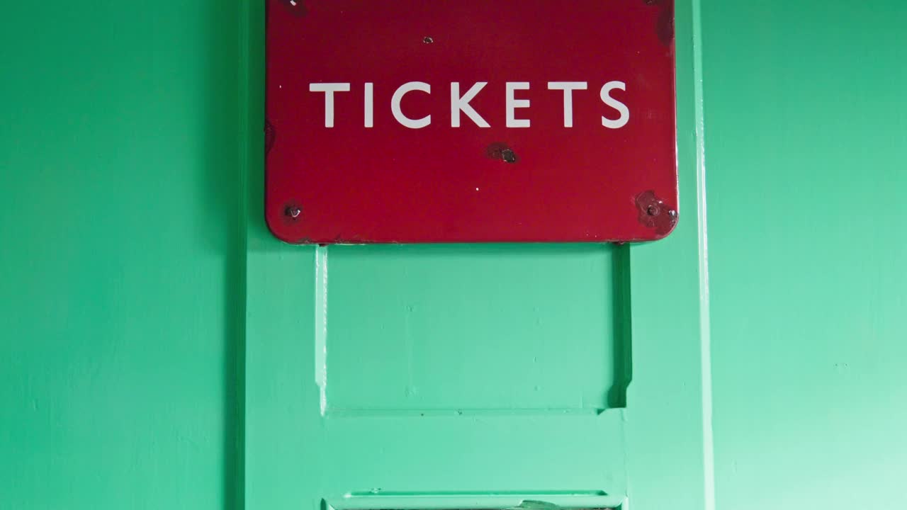 办公室收银台上方的红色复古英国铁路车票标志视频下载