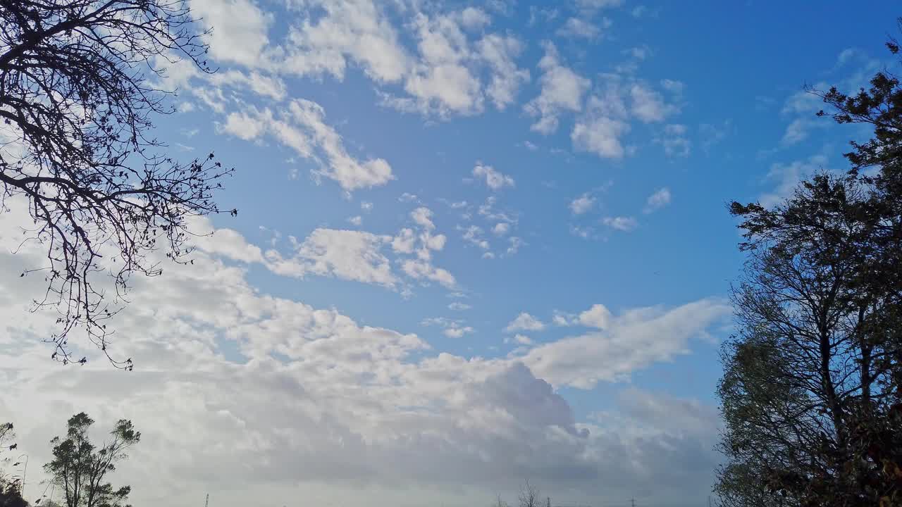 英国德文郡的添马船河口上空，蓝天、白云和秋日清晨的薄雾视频下载