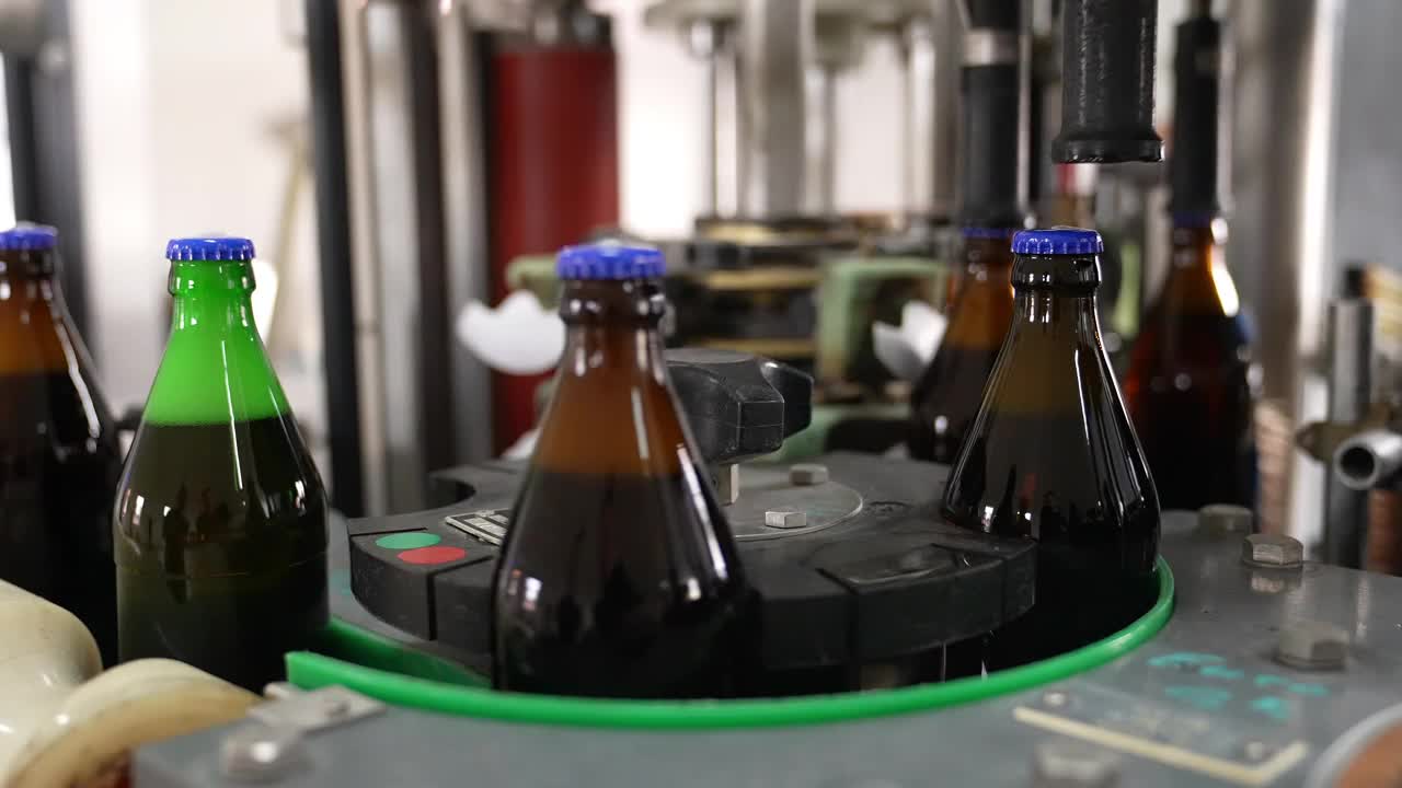精酿啤酒生产。灌装线，机器人工艺，玻璃瓶瓶盖。视频下载