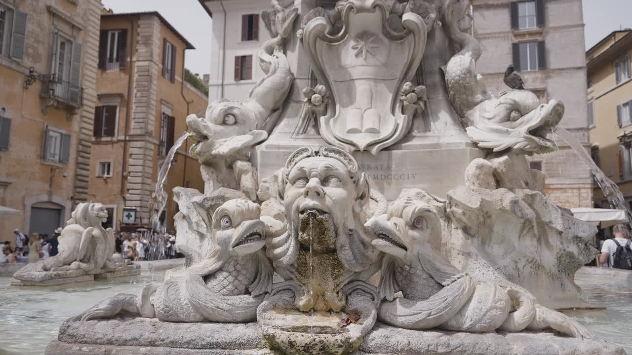 意大利，罗马——2022年8月10日:美丽的喷泉和雕塑。行动。市中心喷泉的雕塑构图。欧洲景点-罗马的海王星喷泉视频下载