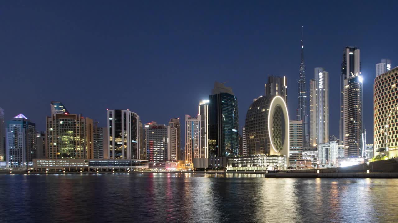 全景迪拜河和夜间城市天际线，阿拉伯联合酋长国，夜间迪拜-时间流逝视频下载