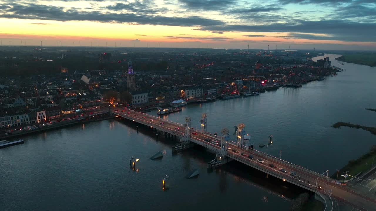 在艾瑟尔河上的城市桥上观看坎彭日落视频下载