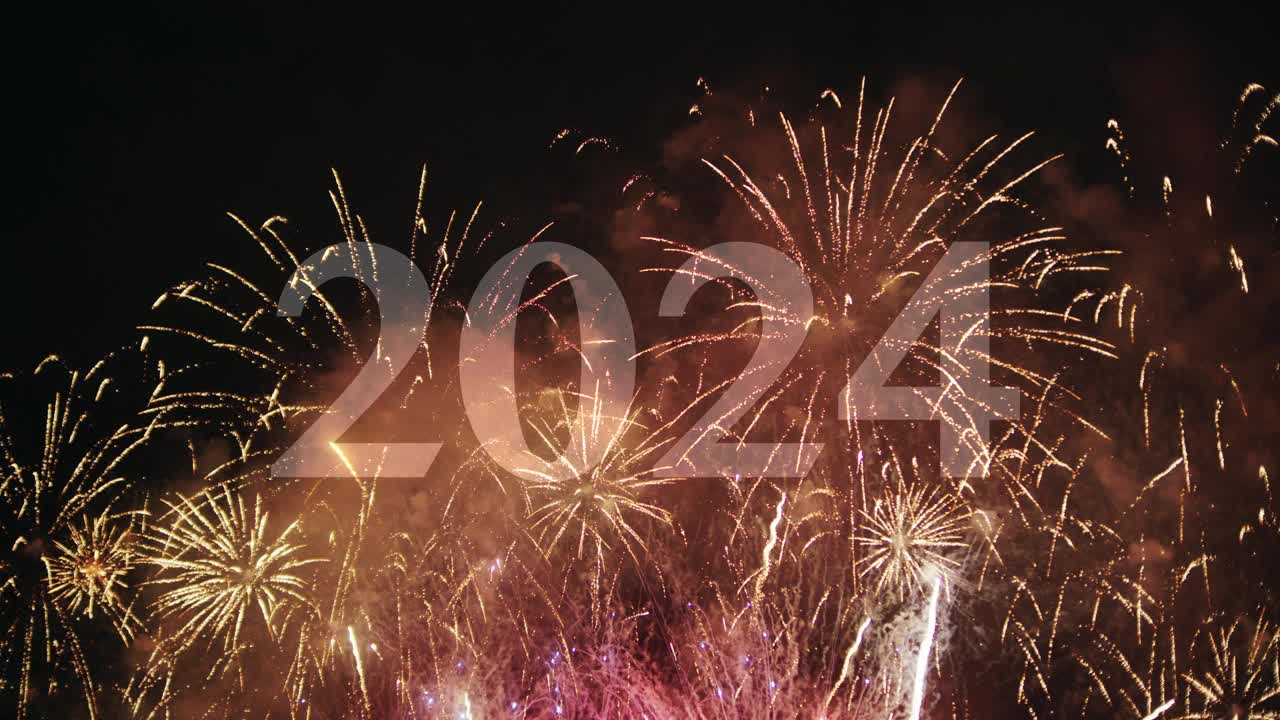 2024年新年金色的真实烟花孤立在模糊的抽象背景上视频素材